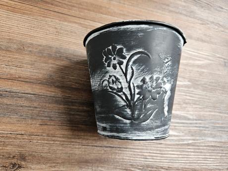 Obal na květináč plechový tmavě šedý bílý 12 cm,