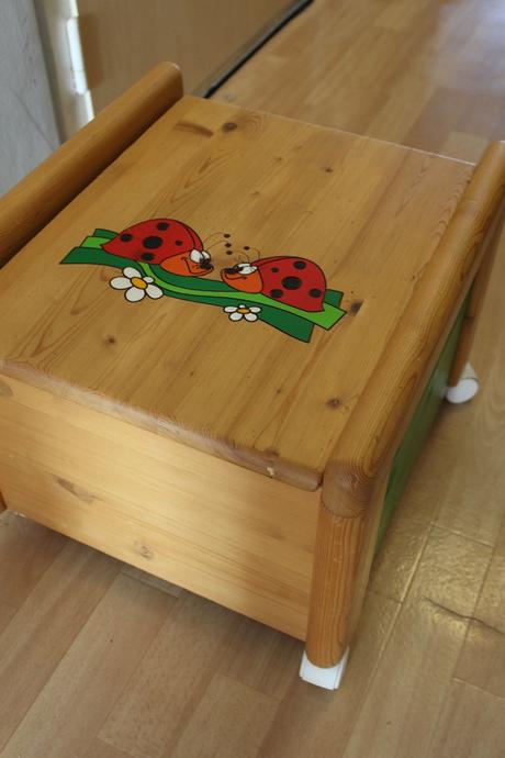 Dřevěný kontejner na kolečkách na hračky + sezení,