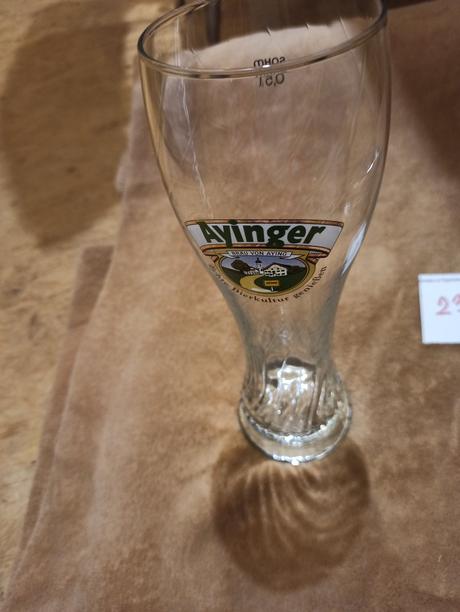 Skleněný korbel, půllitr a malá lahev, 