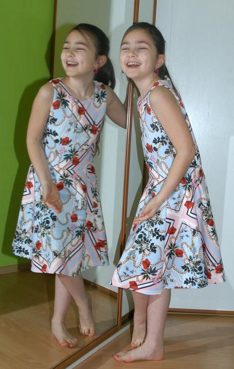 Dívčí úpletové slavnostní šaty, 146