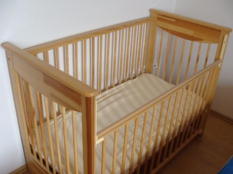 Dřevěná postýlka se stahovací bočnicí, šířka (cm): 120,délka (cm): 60