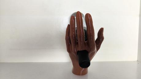 Držák na láhve ve tvaru ruky,