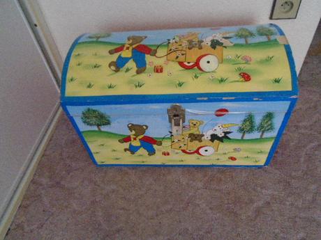 Dřevěná truhla dětská třeba na hračky,