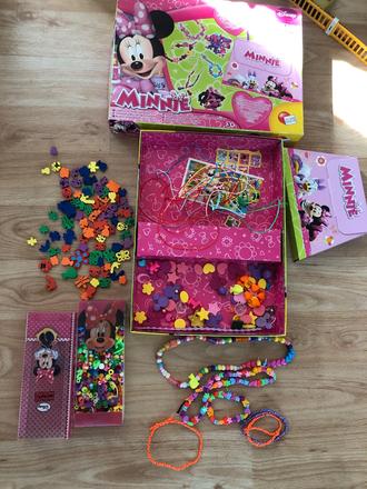 Minie krabicka plna korálků,