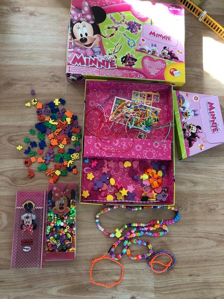 Minie krabicka plna korálků,