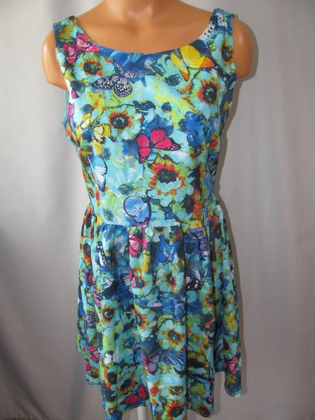 Letní barevné šaty s květy a motýlky, l