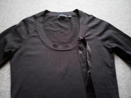 Dámský svetr se stuhou, s