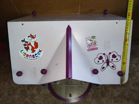 Dvoupatrový dřevěný domeček s nábytkem, 