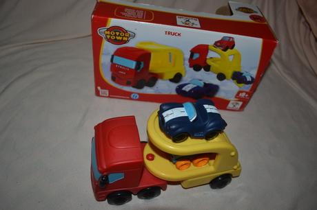 Auto tahač se dvěma auty, 