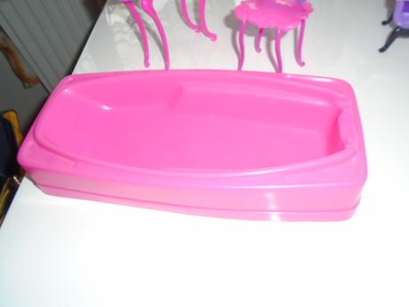 Panenka barbie nábytek vana stůl židle,