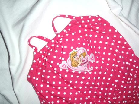 Nádherný sytě růžový top s puntíkama, disney,122