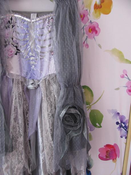 Krásné kostýmové šaty s přehozem čarodějka,