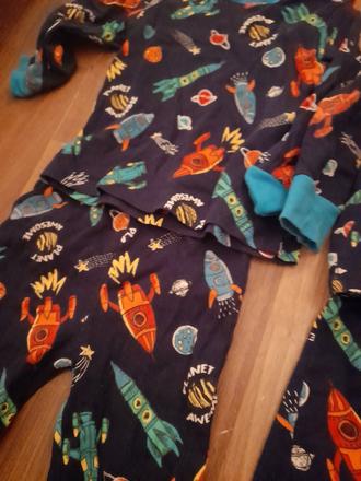 2x krásné pyžamo dlou s raketou na kluka 110, tesco,110