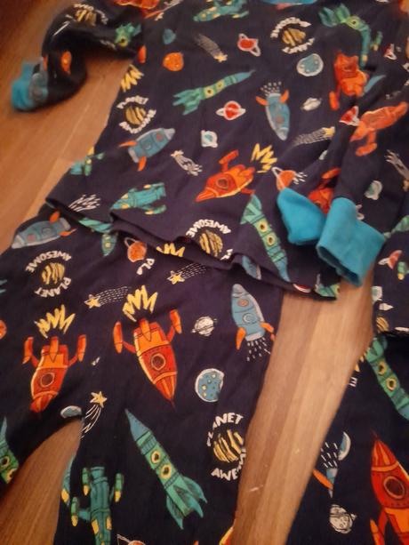 2x krásné pyžamo dlou s raketou na kluka 110, tesco,110