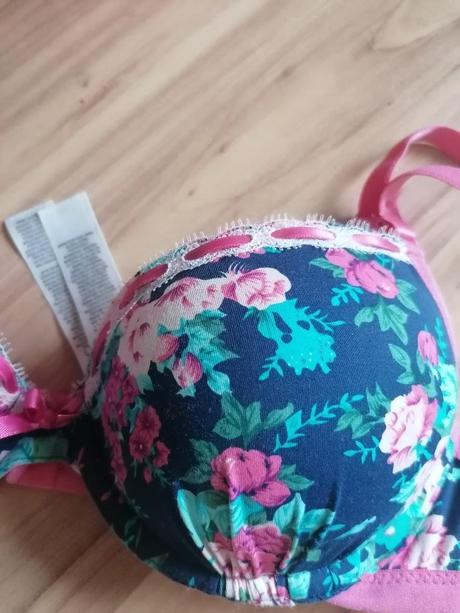 Květinová podprsenka, 70a