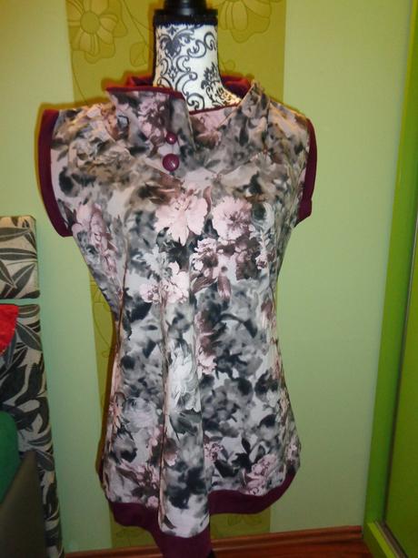 Vínovo-růžový květovaný top, 44