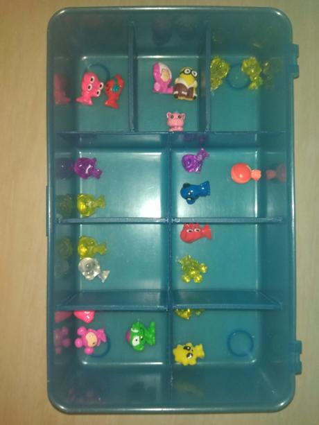 21 malých postaviček v plastovém boxu, 