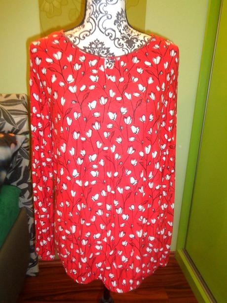 Červená halenka s bílými květy, m