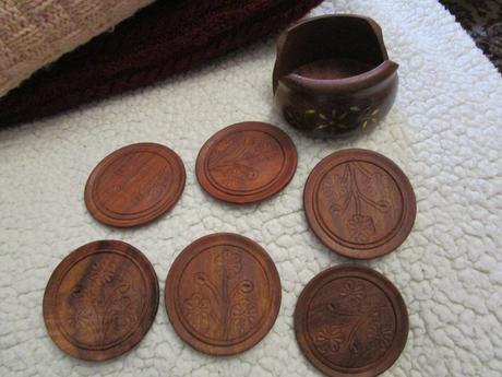 6x pěkné dřevěné podšálky ve stojánku, jako nové, 