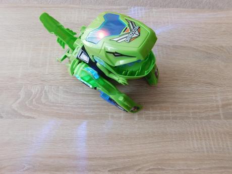 Transformující se dinosauří auto-yellcetoy, 