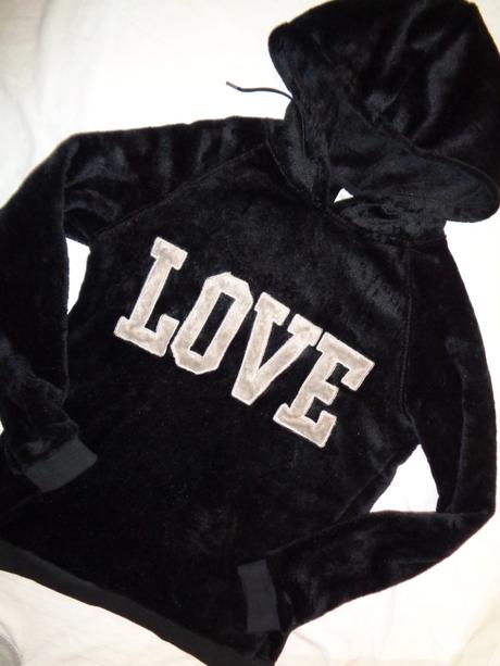 Luxusní černá chlupatková mikina love, 170