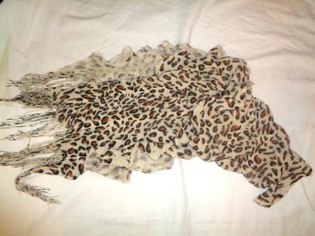 Krásná šála se zvířecím motivem - volánová,