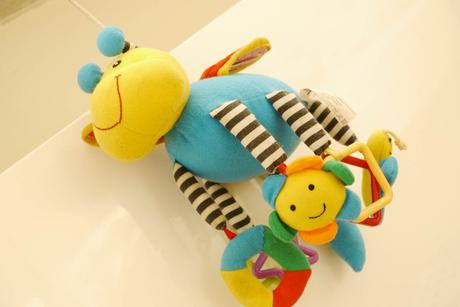 Plysova hracka chrastici na zaveseni,