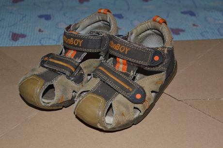 Lehké letní sandály se zpevněnou špičkou, baťa,21