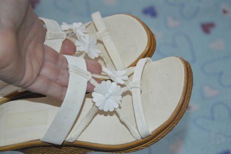 Bílé sandály, nazouváky s kytičkami, 37