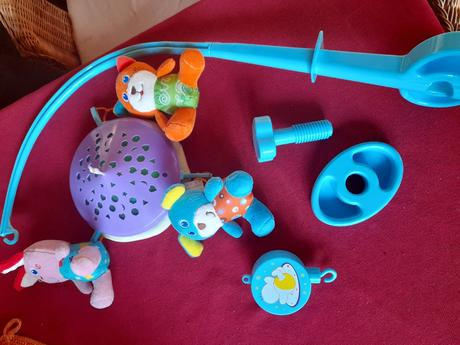 Kolotoč nad postýlku hrající,svítící a zrcátko,