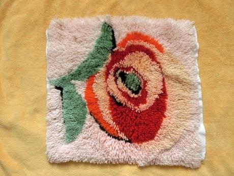 Ručně vázaný kobereček chlupatý s květinou,