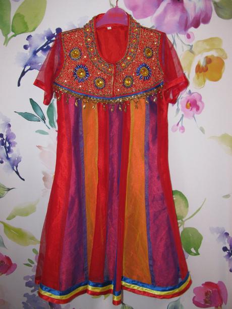 Korálkové vyšívané šaty s tylem v.128/134, 134