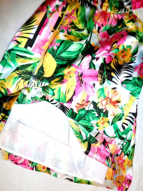 Krásné lesklé saténové květované šaty, palomino,110