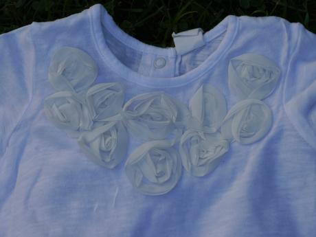 Bile tricko s aplikaci ruzicek, h&m,80