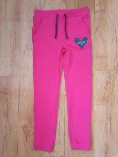 Malinové tepláky vel. 134, 134