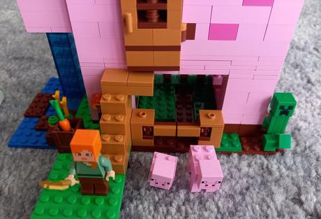 Lego minecraft 21170 - the pig house.,