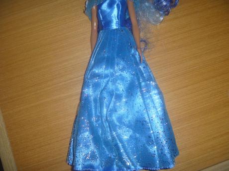 Barbie v modrých dlouhých šatech,