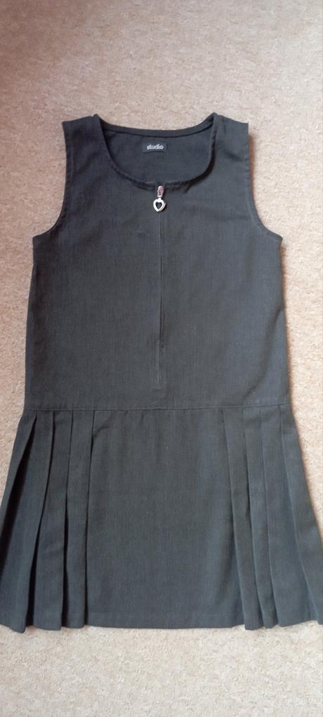 Šedé šaty zn."studio" vel."6-7let", 122