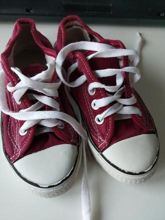 Vínové tenisky, 30