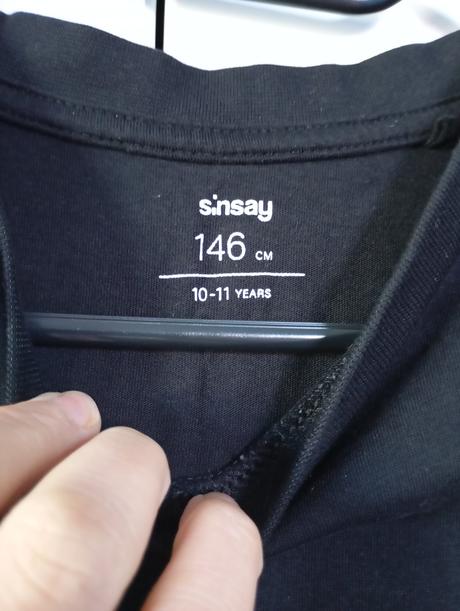 Třikrát černé triko s kapsou a nášivkou, sinsay,146