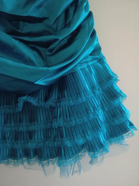 Petrolejové saténové šaty s tylem quiz, xs