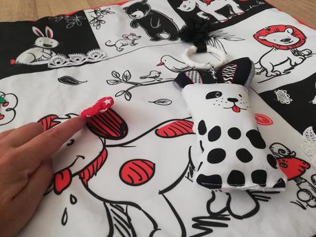 Hrací kontrastní deka,