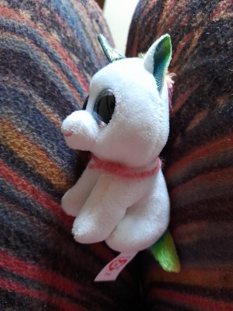 Malý plyšový přívěšek jednorožec z bambule,