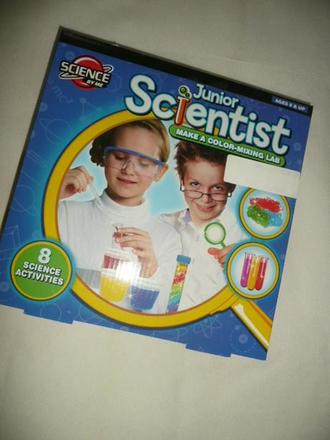 Junior vědec scientist barevná labolatoř krystal,
