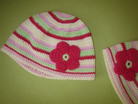 Háčkované čepičky s kytkou, ruční práce, 98