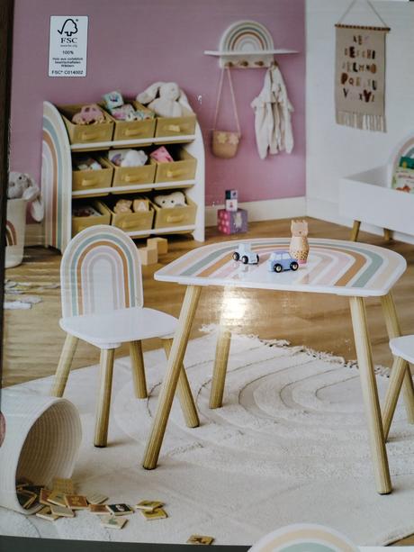 Dřevěný dívčí nástěnný věšák nový,