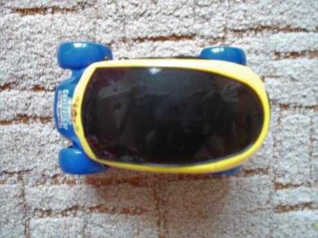 Auto na baterie jezdí svítí hraje,