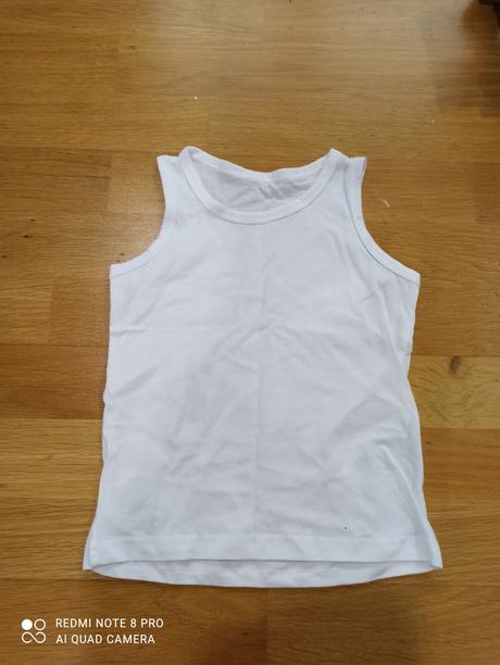 Bílý nátělník, 104