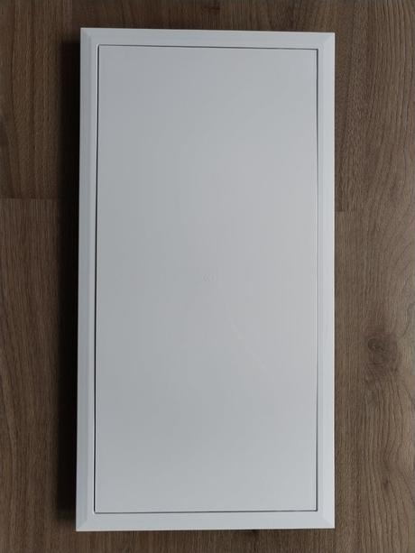 Plastový otvor s dvířky, 