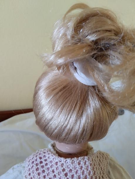 Značená porcelánová panenka, 